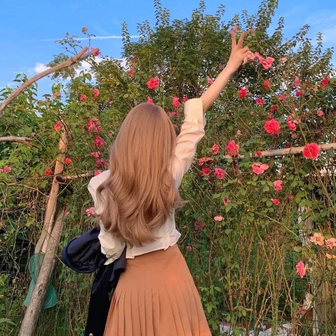 穿黄睡衣的女孩海报